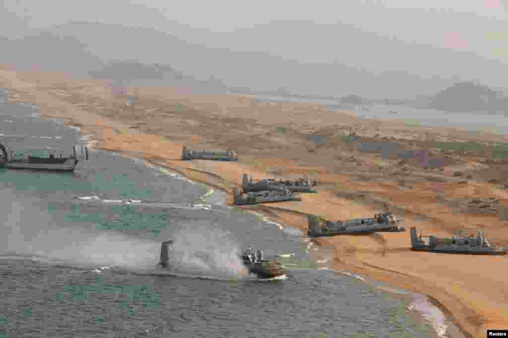 Exército da Coreia do Norte participando em exercicios de desembarque em foto publicada pela agência noticiosa oficial.