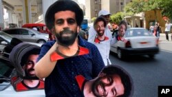 Vente de masques du joueur égyptien Mohammed Salah avant le match d'ouverture entre la Egypte et le Zimbabwe de la Coupe d'Afrique des Nations au Caire, en Egypte, vendredi 21 juin 2019.