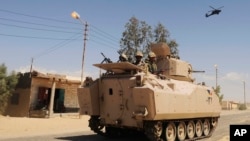 埃及装甲车军队士兵在西奈半岛巡逻，武装直升机支持。