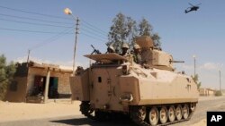 Tentara Mesir berpatroli dengan kendaraan lapis baja dan helikopter di Sinai. (Foto: Dok)