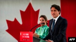2021 年 9 月 21 日，加拿大總理特魯多大選後在妻子蘇菲的陪同下在魁北克蒙特利爾的費爾蒙特伊麗莎白女王酒店發表勝利演講（法新社）。