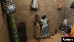 Trẻ em trốn thoát khỏi các vụ tấn công của các phần tử chủ chiến Boko Haram ở Cameroon tại một căn nhà ở Adamawa, Nigeria.