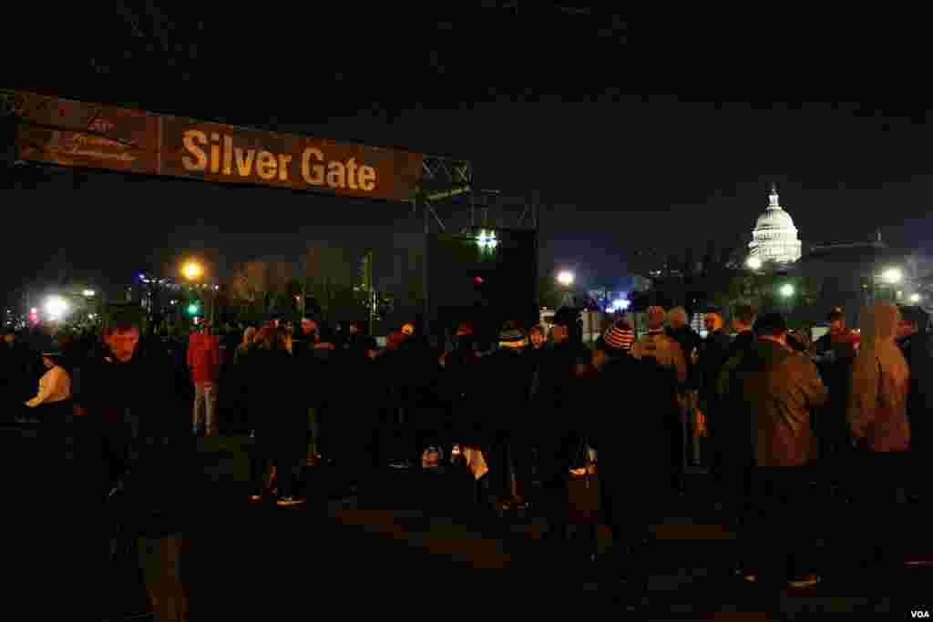 Des foules arrivent dès les petites heures pour assister à l&rsquo;investiture du président Donald Trump à Washington, D.C., 20 janvier 2017 (B. Allen / VOA) &nbsp;