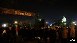 Early crowds lined up at the Silver Gate for today's presidential inauguration ceremony for Donald Trump in Washington, D.C. January 20, 2017 (B. Allen / VOA)