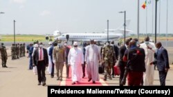 Les Présidents Macky Sall du Sénégal et Ibrahim Boubacar Keita du Mali à Bamako, le jeudi 23 juillet 2020. (Photo Présidence Malienne via Twitter)