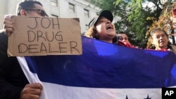 Lida Perdomo, de Honduras, sostiene un cartel afuera de una corte federal en Manhattan el viernes 18 de octubre de 2019 en Nueva York. (Foto AP / Claudia Torrens).