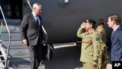 El secretario de Defensa de EE.UU., Jim Mattis, llegó a Islamabad, Pakistán, el lunes, 4 de diciembre de 2017.