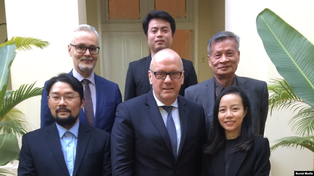 Quốc Vụ khanh Bộ Ngoại giao Đức Andreas Michaelis đã có cuộc gặp với các nhà hoạt động Việt Nam tại Hà Nội hôm 05/12/2019. Photo Twitter Anh Chi.