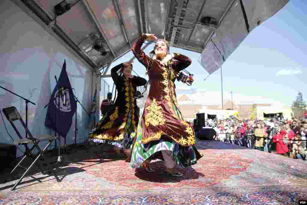 اجرای رقص های محلی و آسیای میانه توسط یک گروه بین المللی