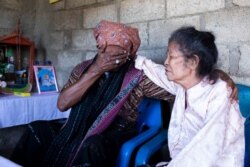 Manuel (tengah) bertemu dengan saudara-saudaranya dalam reuni yang digelar organisasi masyarakat sipil dari Indonesia dan Timor-Leste, serta didukung pemerintah kedua negara. (courtesy: Armin Septiexan / AJAR)