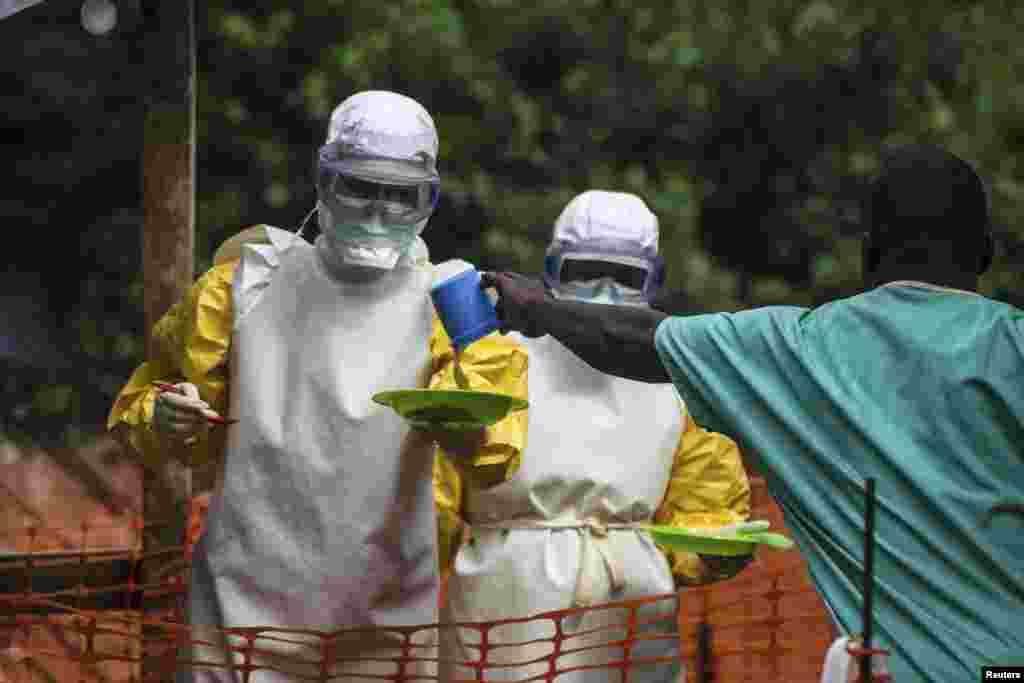 Syerra-Leonedagi klinikalardan birida Ebola bilan kasallangan bemorlarga ovqat ulashilmoqda, 20-iyul, 2014-yil.