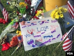 A makeshift memorial is seen near where four U.S. Marines were gunned down at an Armed Forces Career Center/National Guard recruitment office in Chattanooga, Tennessee, July 17, 2015. (VOA / S. Behn)