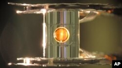 En las pruebas, 192 rayos láser fueron disparados contra este pequeño cilindro de oro con dos tipos de hidrógeno en su interior.