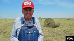 Iowa farmer Dick Thompson uses diversity to survive droughts and other natural disasters. (VOA/S. Baragona)