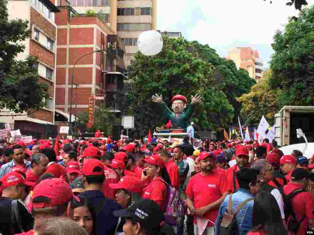 El chavismo recorre las calles de Caracas, recordando la figura del creador del movimiento socialista, Hugo Chávez. Foto: Álvaro Algarra/VOA