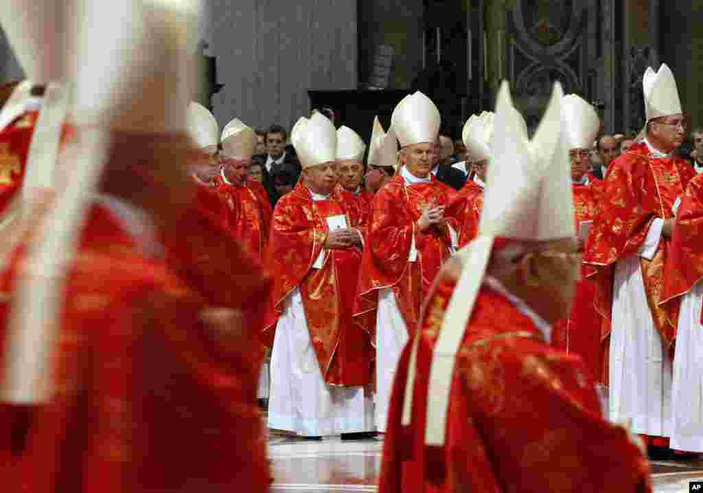 12일 바티칸에서 시작된 새 교황 선출 회의에 앞서 미사에 참석한 추기경들.