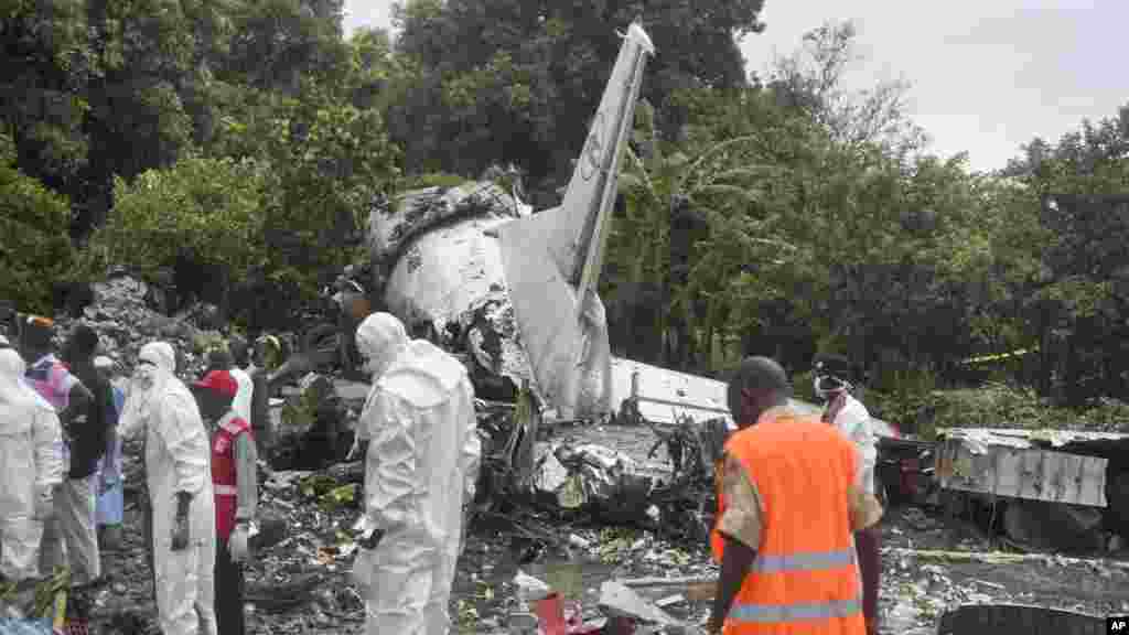 Les secouristes à la recherche des corps de victimes du crash de l’Antonov An-12 à Juba, Soudan, 4 novembre 2015. (AP Photo/Jason Patinkin)