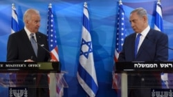 Presiden AS Joe Biden (kiri) dan Perdana Menteri Israel Benjamin Netanyahu saling berpandangan saat menyampaikan pernyataan bersama dalam pertemuan mereka di Yerusalem pada 9 Maret 2016. (Foto: REUTERS/Debbie Hill)
