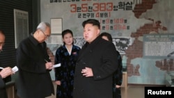 Pemerintah Korea Utara Kim Jong Un memberikan arahan pada petugas Museum Sinchon di Pyongyang.