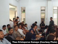 Keluarga dan rekan kerja Fidelis hadir di persidangan (courtesy: Theo Kristoporus Kamayo)