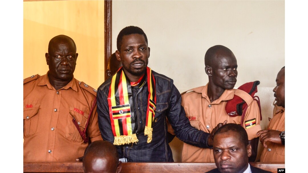 Uganda's prominent opposition politician Robert Kyagulanyi known as Bobi Wine (2L) appears at the chief magistrate court in Gulu, northern Uganda, Aug. 23, 2018.