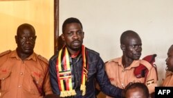 Bobi Wine (Wapili kushoto) akiwa mahakama ya mwanzo Gulu, Kaskazini mwa Uganda, Agosti 23, 2018.