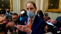 Senate Ron Wyden, yon Demokrat ki reprezante eta Oregon pale ak jounalis yo pandan yon rankont nan Kongre a nan Washington, 26 Oct. 2021.
