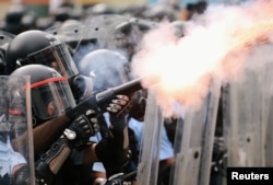 香港警察2019年6月12日向反对立法会逃犯条例修订案二读的抗议者发射催泪弹。