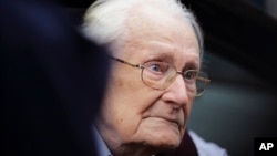Oskar Groening, de 94 años, fue sentenciado a cuatro años de cárcel por complicidad en el Holocausto judío en Auschwitz.