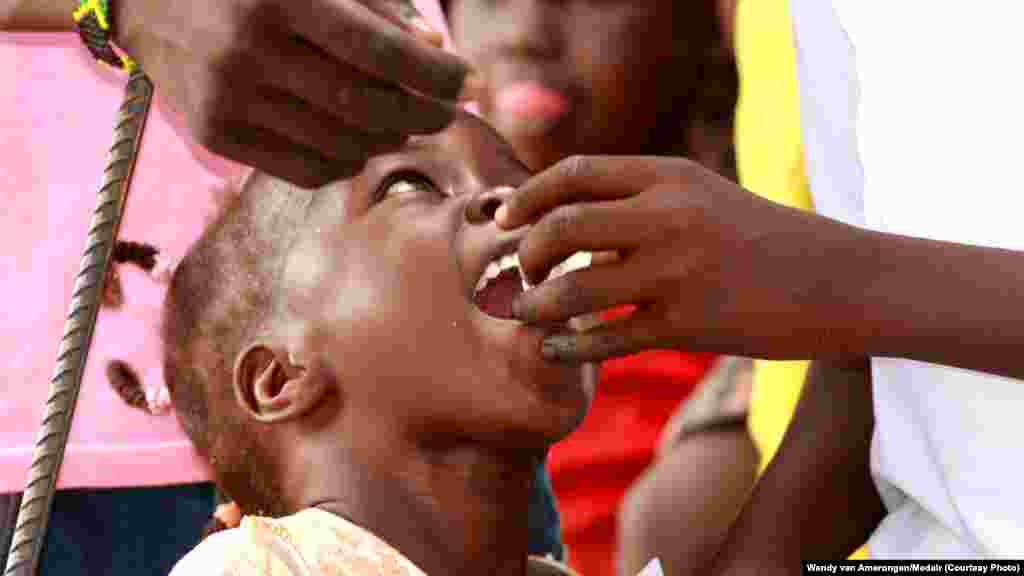 Un enfant se fait administrer un vaccin oral contre le choléra au camp de dépllacés à Juba, dans le Sud Soudan. Une mauvaise hygiène des mains est l&#39;une des causes du choléra qui fait rage dans beaucoup de pays d&#39;Afrique. 