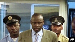 Patiri Emmanuel Rukundo arinzwe n'abapolisi ba ONU muri sentare TPIR, Arusha, Tanzaniya, Itariki 26/09/2001.