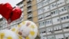 Se ven globos con la imagen del Papa Francisco afuera del Hospital Gemelli, donde el Papa Francisco está ingresado para recibir tratamiento, en Roma, Italia, el 24 de febrero de 2025.