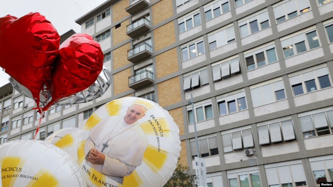 Se ven globos con la imagen del Papa Francisco afuera del Hospital Gemelli, donde el Papa Francisco está ingresado para recibir tratamiento, en Roma, Italia, el 24 de febrero de 2025.