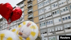 Se ven globos con la imagen del Papa Francisco afuera del Hospital Gemelli, donde el Papa Francisco está ingresado para recibir tratamiento, en Roma, Italia, el 24 de febrero de 2025.