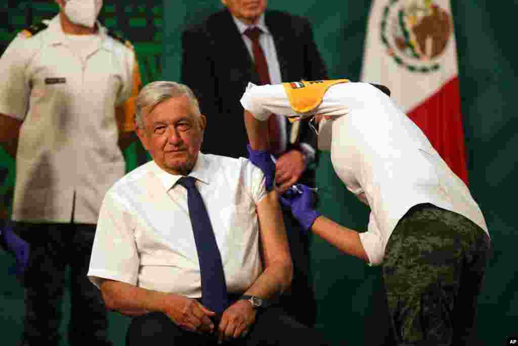 آندرس مانوئل لوپز اوبرادور، رئیس جمهوری مکزیک، واکسن کووید – 19 آسترازنکا را در جریان کنفرانس خبری روزانه خود، دریافت کرد.