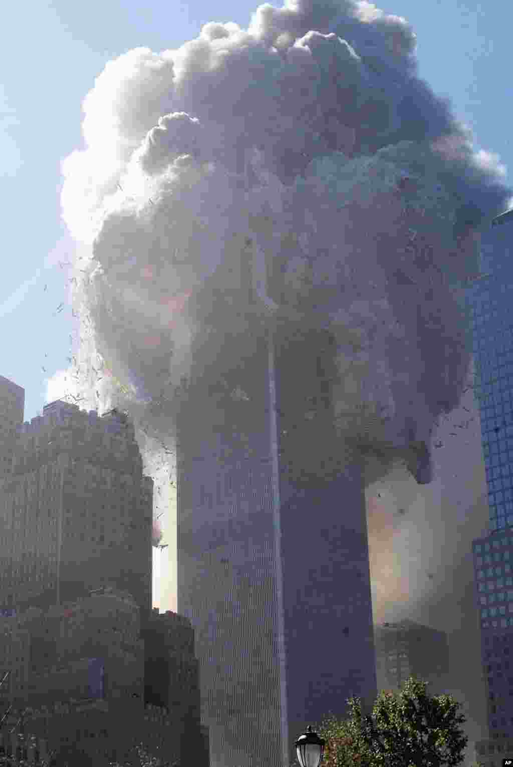 2001년 9월 11일 뉴욕 세계무역센터(WTC) 북쪽 타워가 붕괴를 시작하고 있다. 이날 테러범들이 납치한 여객기들을 세계무역센터 쌍둥이 빌딩에 충돌시키면서 두 건물 모두 무너져 내렸으며, 미국 역사상 최악의 테러 공격으로 기록됐다.