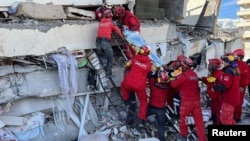 Kurtarma ekipleri Kahramanmaraş'ta enkaz altından bir kadını çıkardı.