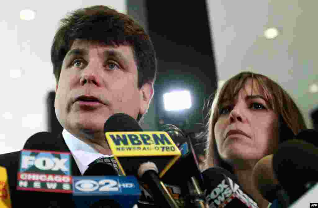 27 tháng 6: Cựu Thống đốc Rod Blagojevich của tiểu bang Illinois Mỹ nói chuyện với các nhà báo tại Chicago. Ông bị kết nhiều tội, trong đó có tội thu xếp bán chiếc ghế trống của Thượng nghị sĩ Barack Obama tại Illinois khi vị thượng nghị sĩ này đắc cử Tổn