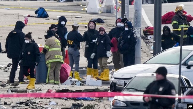 Investigadores trabajan en la escena después de que un pequeño avión se estrellara en Filadelfia la noche del viernes. Foto del sábado 1 de febrero de 2025.