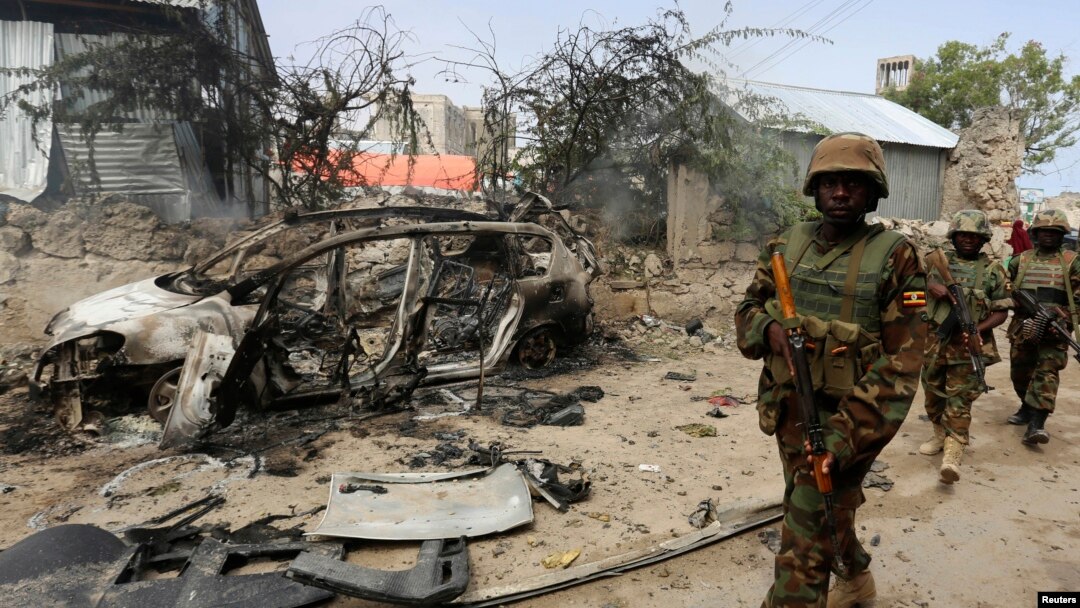 Anggota pasukan dari misi Uni Afrika di Somalia (AMISOM) melakukan patroli di pinggiran Mogadishu, Somalia (foto: ilustrasi).