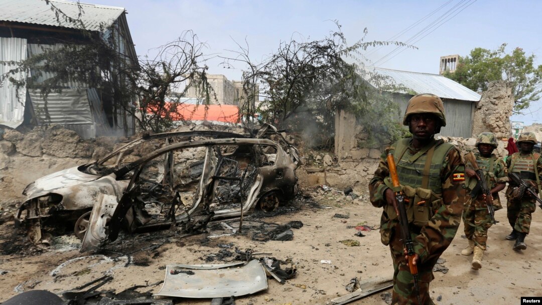 Tentara Uganda yang bertugas di African Union Mission in Somalia (AMISOM) berpatroli di dekat penjara bawah tanah Jilacow di kompleks keamanan national setelah sebuah serangan yang diduga dilakukan oleh militan di Mogadishu 31 Agustus 2014.