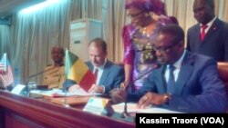 Paul A Folmsbee, ambassadeur des Etats-Unis, à gauche, et Abdoulaye Diop, ministre malien des affaires étrangères, Bamako, 10 juin 2016 VOA / Kassim Traoré