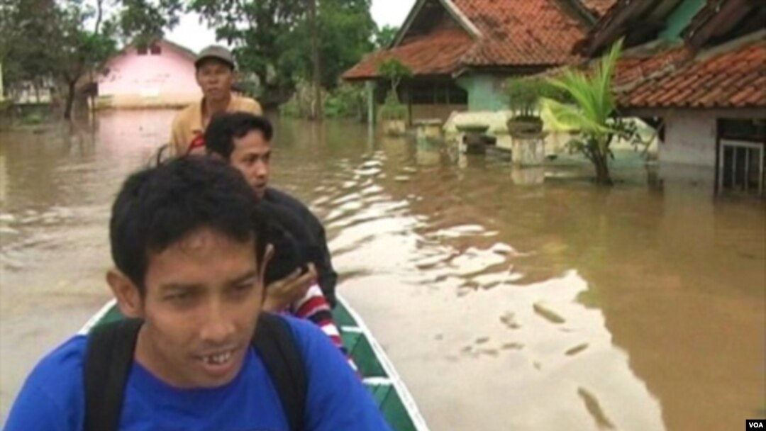 Para warga di Kabupaten Bandung harus mengungsi akibat luapan Sungai Citarum yang merendam rumah-rumah hingga ketinggian 3 meter.