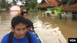 Para warga di Kabupaten Bandung harus mengungsi akibat luapan Sungai Citarum yang merendam rumah-rumah hingga ketinggian 3 meter.