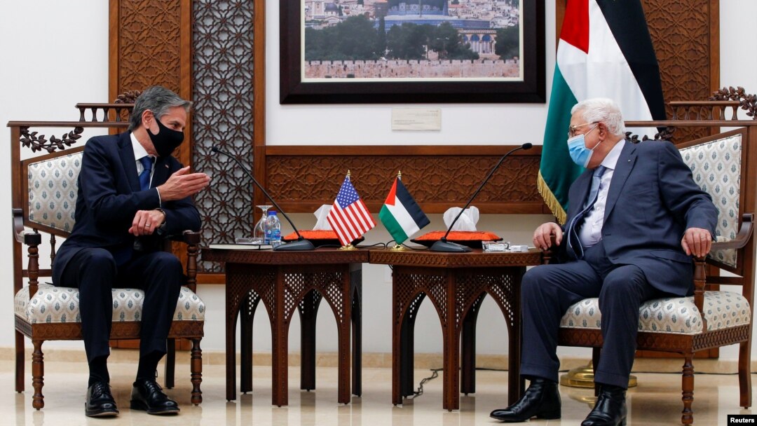 Menteri Luar Negeri AS Anthony Blinken (kiri) berbicara dengan Presiden Palestina Mahmoud Abbas di Ramallah, Tepi Barat Selasa (25/5). 