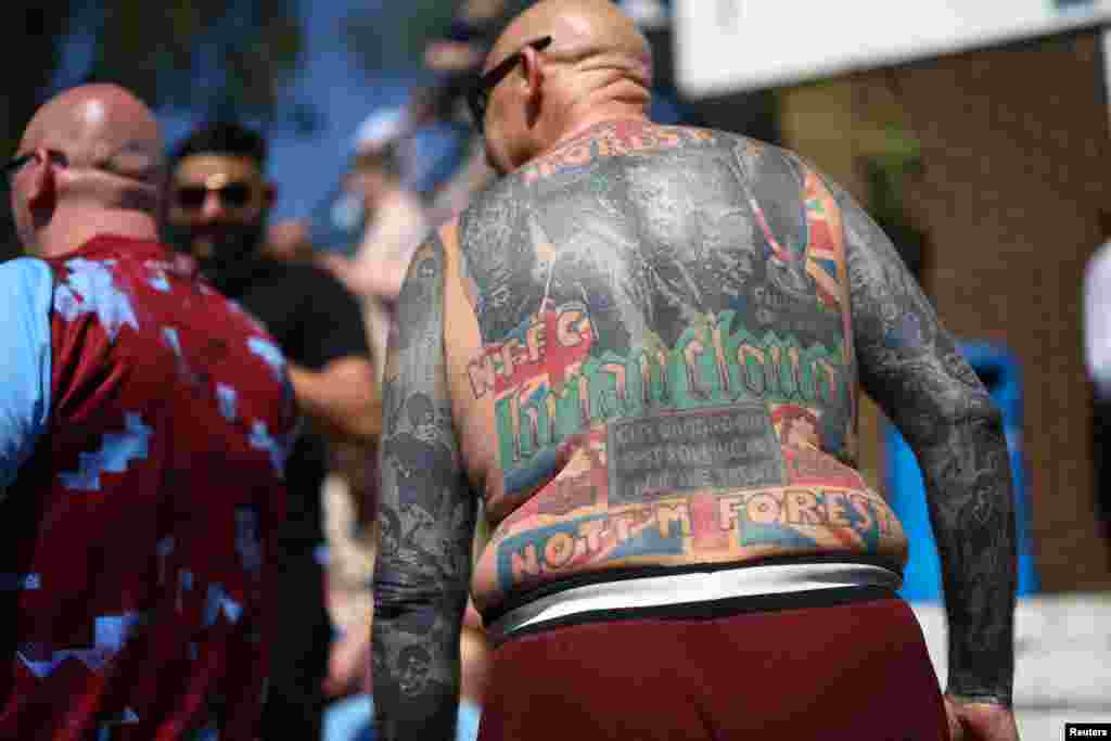 یک علاقمند ورزش فوتبال در رقابت فوتبال میان تیم برنلی با ناتینگهم در بریتانیا &nbsp;