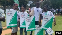 De jeunes militants ougandais se rassemblent pour protester contre la dégradation des terres, des forêts et des zones humides, à Kampala, en Ouganda, le 20 septembre 2019.