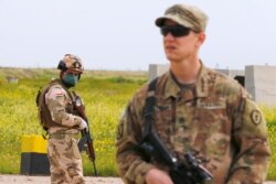 Un soldado iraquí está de guardia durante la entrega del Qayyarah Airfield West de las fuerzas de la coalición liderada por Estados Unidos a las fuerzas de seguridad iraquíes, en el sur de Mosul, Iraq 26 de marzo de 2020.