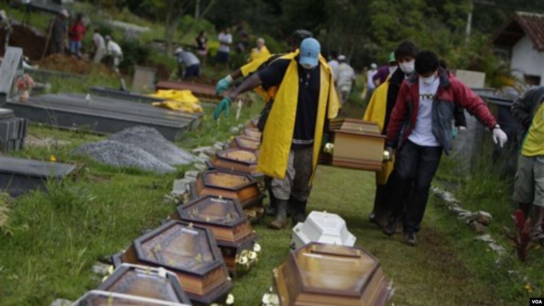Warga Brazil mengangkut peti jenazah korban banjir di taman pemakaman kota Nova Friburgo, Sabtu, 15 Januari 2011.
