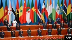 Líderes africanos aplaudem o Presidente chinês Xi Jinping (C) após o seu discurso na cerimónia de abertura do Fórum de Cooperação China-África (FOCAC), no Grande Salão do Povo de Pequim, a 5 de setembro de 2024.